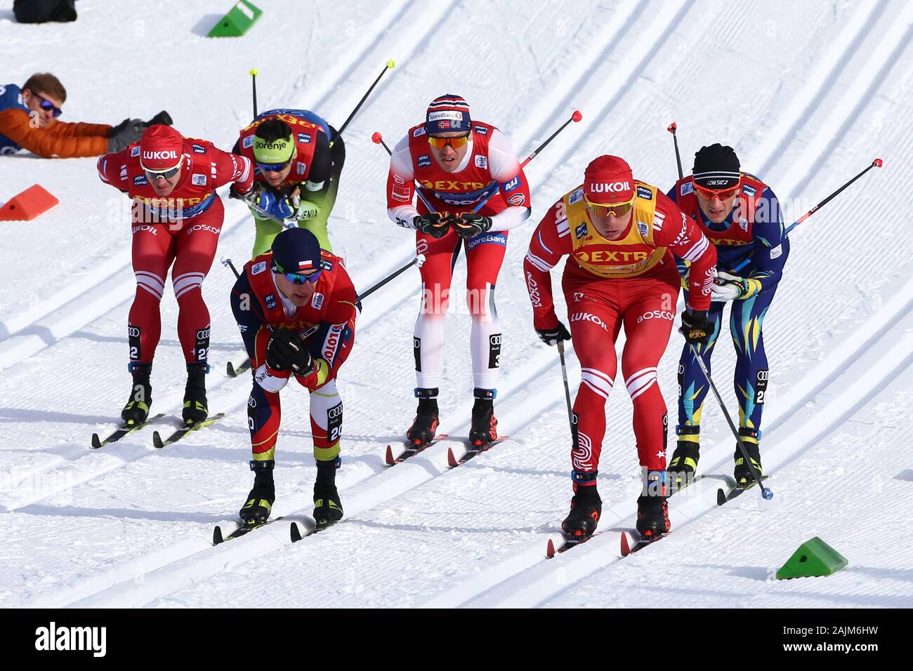 La Val di Fiemme, Italia. 4 gennaio 2020. Alexander Bolshunov (RUS), Kamil Bury (POL) in azione durante la Sprint Classic gara evento della FIS Tour de Ski - FIS Cross Country Ski World Cup 2019-20 su Gennaio 4, 2020 in Val di Fiemme, Italia. Foto: Pierre Teyssot/Espa-Images Foto Stock