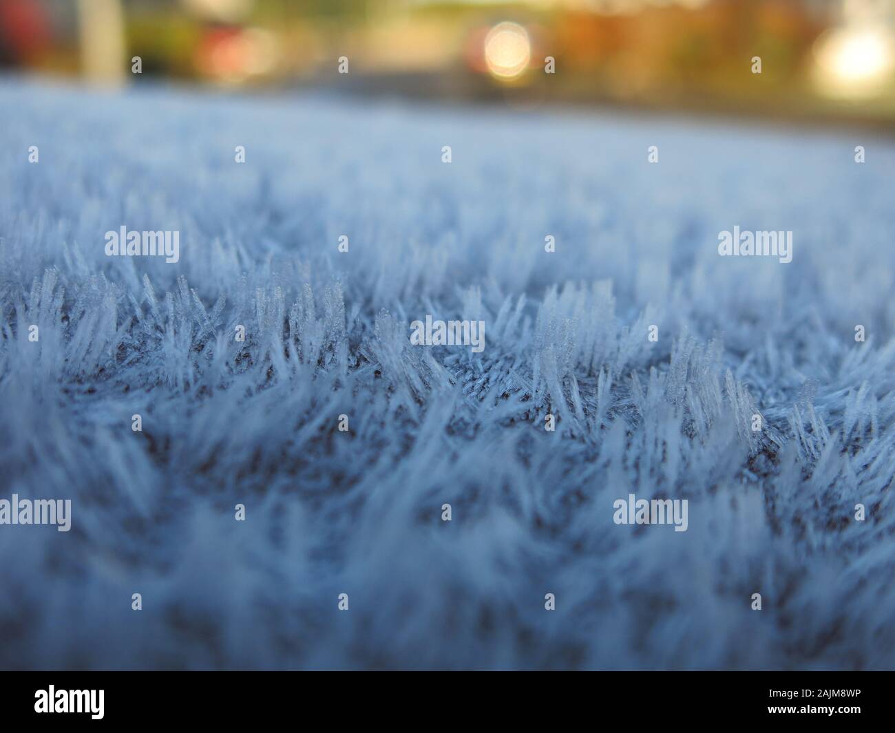 Close-up / abstract: un Hogmanay hard frost provoca pollici-Lunghi ghiaccioli sul tetto di un'automobile per la Vigilia di Capodanno, Scozia 2019. Foto Stock