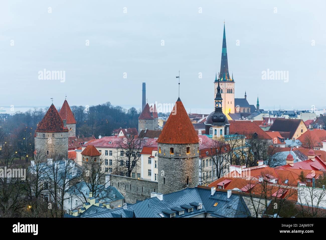 Paesaggio urbano della città vecchia di Tallinn con parete di tamponamento torri e la chiesa di st. L'Olaf Foto Stock