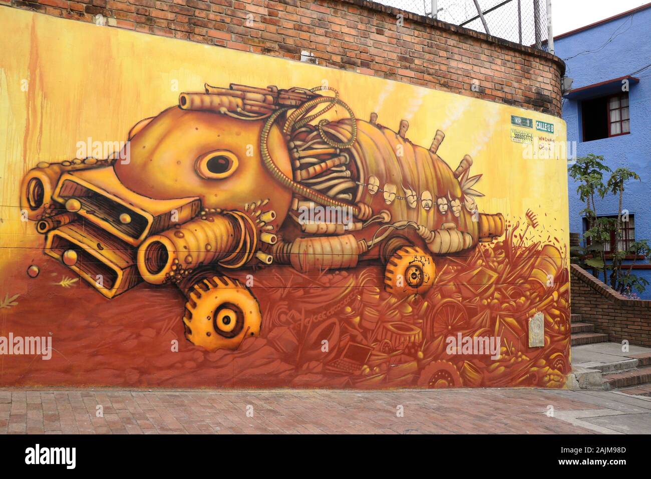 Murale colorato dipinto da un artista di strada Wosnan sulla parete in La Concordia, Bogotà, Colombia; 'Dhestructhor' mondo distruttore, Progetto Mondi immaginari Foto Stock