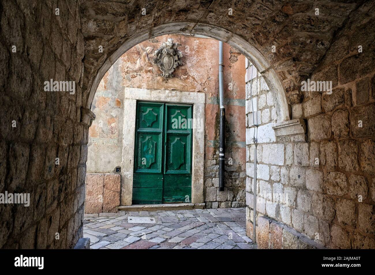 Strada nel centro storico di Cattaro in Montenegro Foto Stock