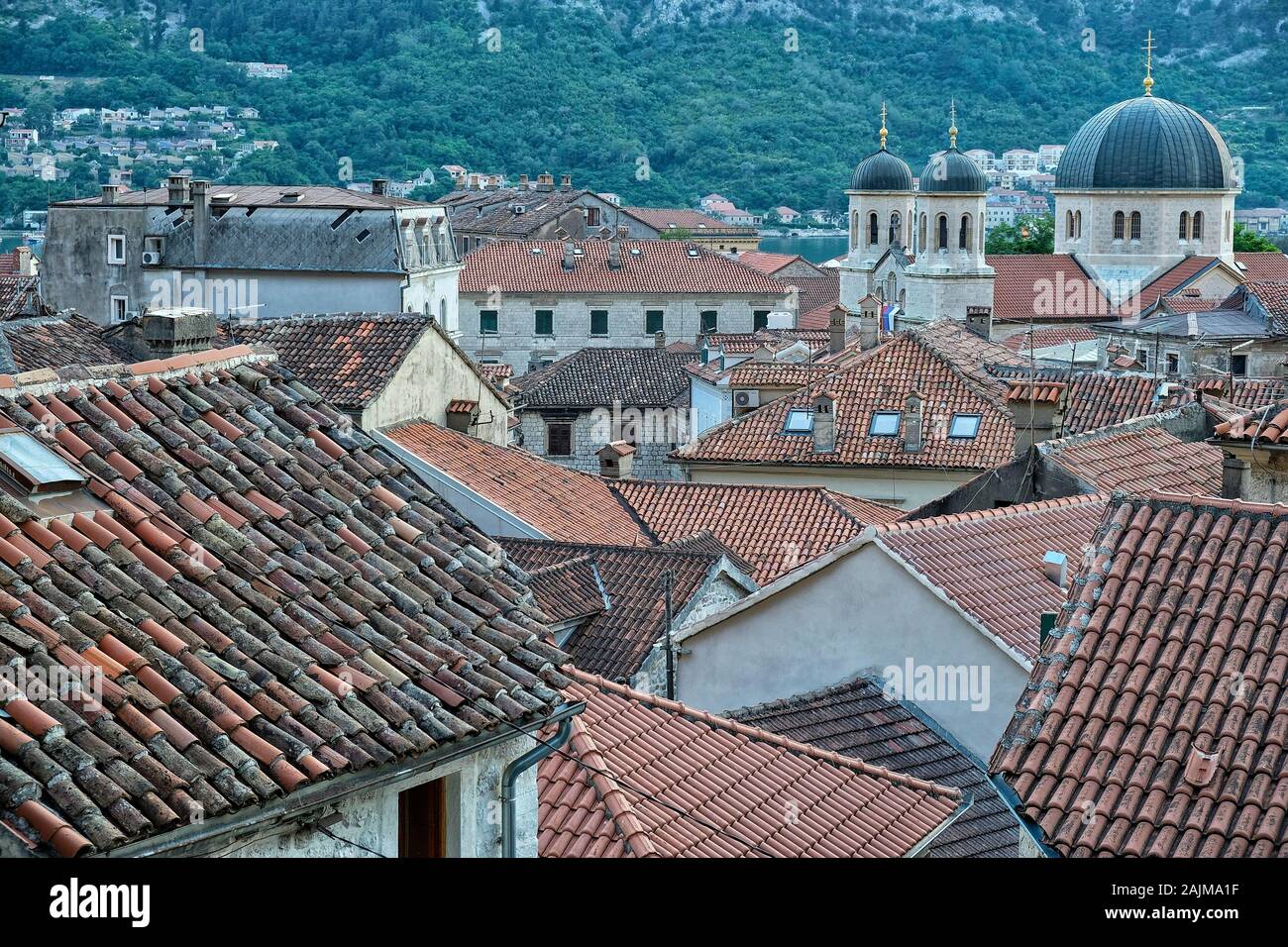 Una vista sui tetti e dominante della chiesa di San Nicola cupole in Kotor, Montenegro Foto Stock