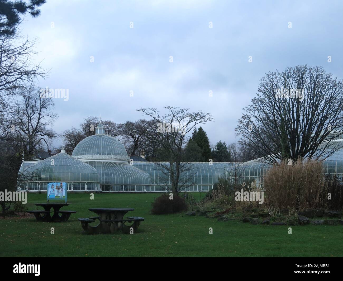 Vista del Palazzo di kibble, il XIX secolo il ferro battuto incorniciato glasshouse è una delle funzionalità più comuni di Glasgow Botanic Gardens; nel gennaio 2020. Foto Stock