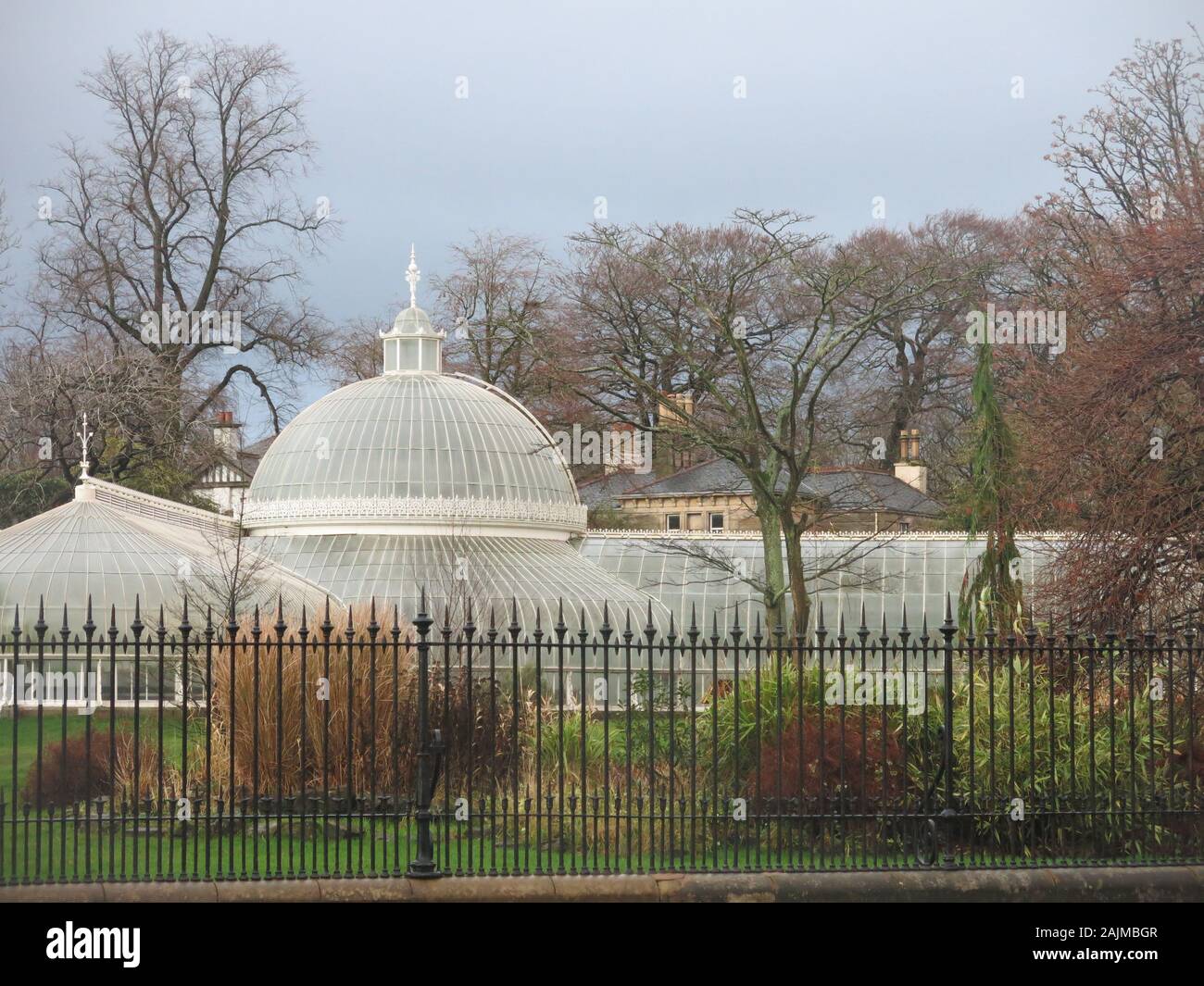 Vista del Palazzo di kibble, il XIX secolo il ferro battuto incorniciato glasshouse è una delle funzionalità più comuni di Glasgow Botanic Gardens; nel gennaio 2020. Foto Stock