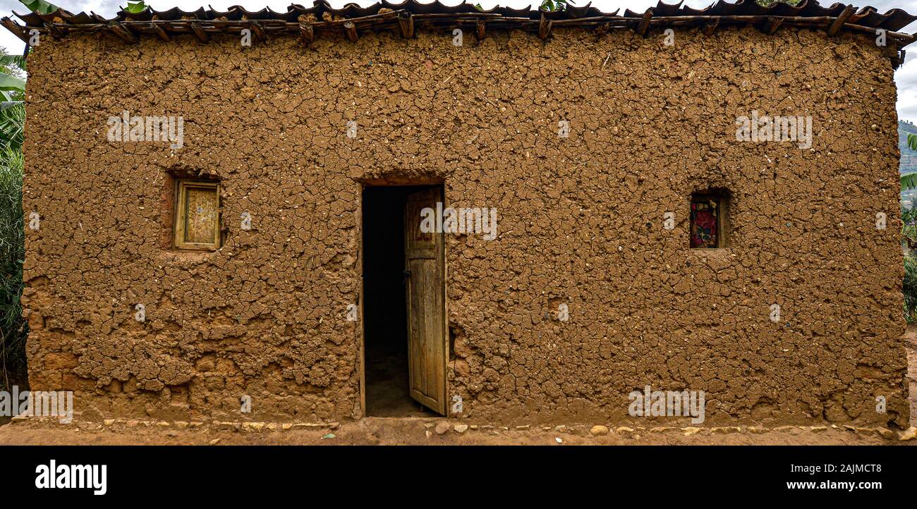 Adobe House Ruandese Nel Lago Kivu, Karongi, Kibuye, Rwanda Foto Stock