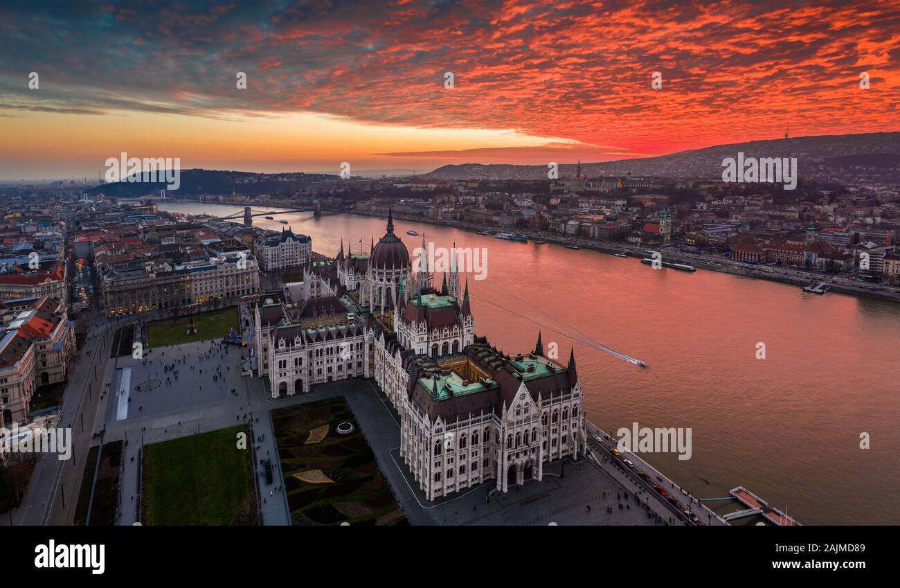 Budapest, Ungheria - antenna fuco panoramica vista del Parlamento ungherese edificio su un pomeriggio invernale con un incredibile drammatico colorato e oro Foto Stock