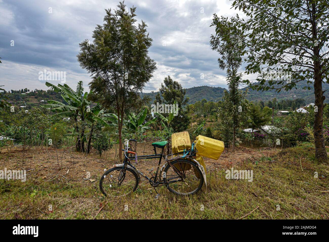 Karongi, Rwanda - Settembre 2019: Bicicletta con carafes nel Lago Kivu il 13 settembre 2019 a Karongi, Rwanda. Foto Stock