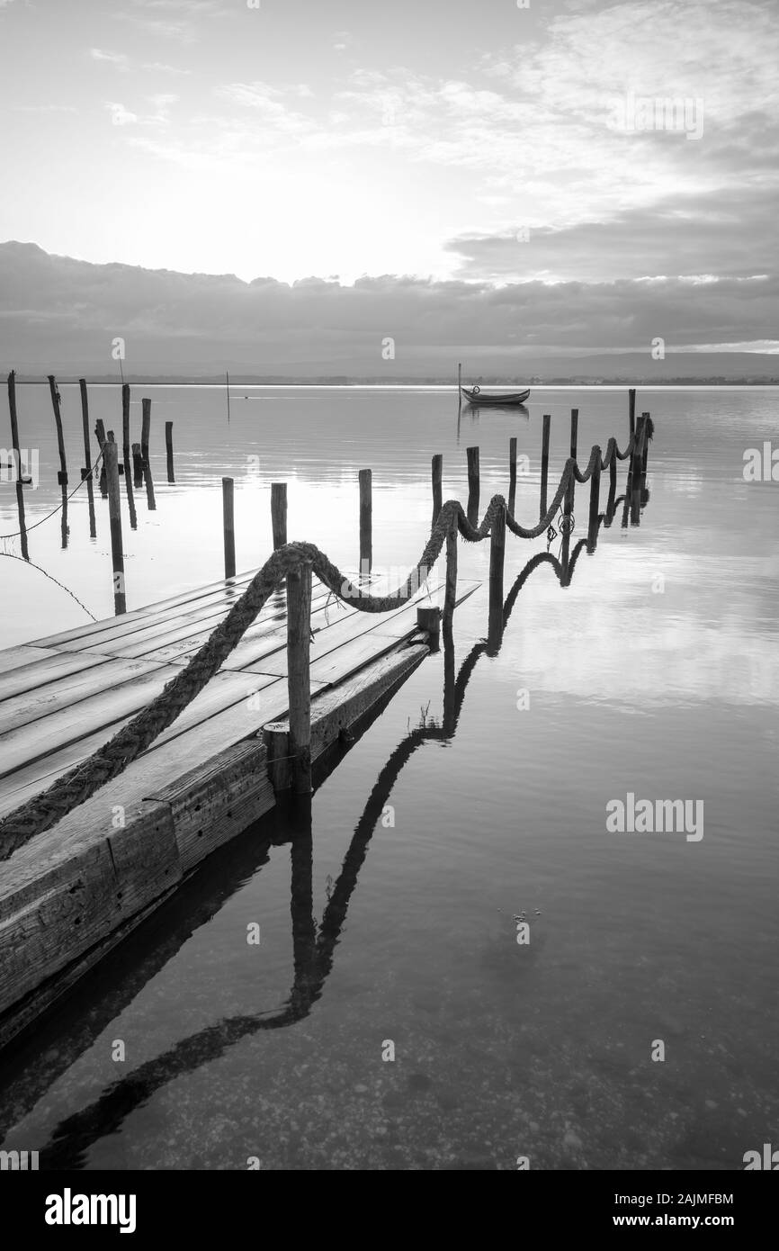 Vecchio porto di legno sommerso nella Ria de Aveiro Foto Stock