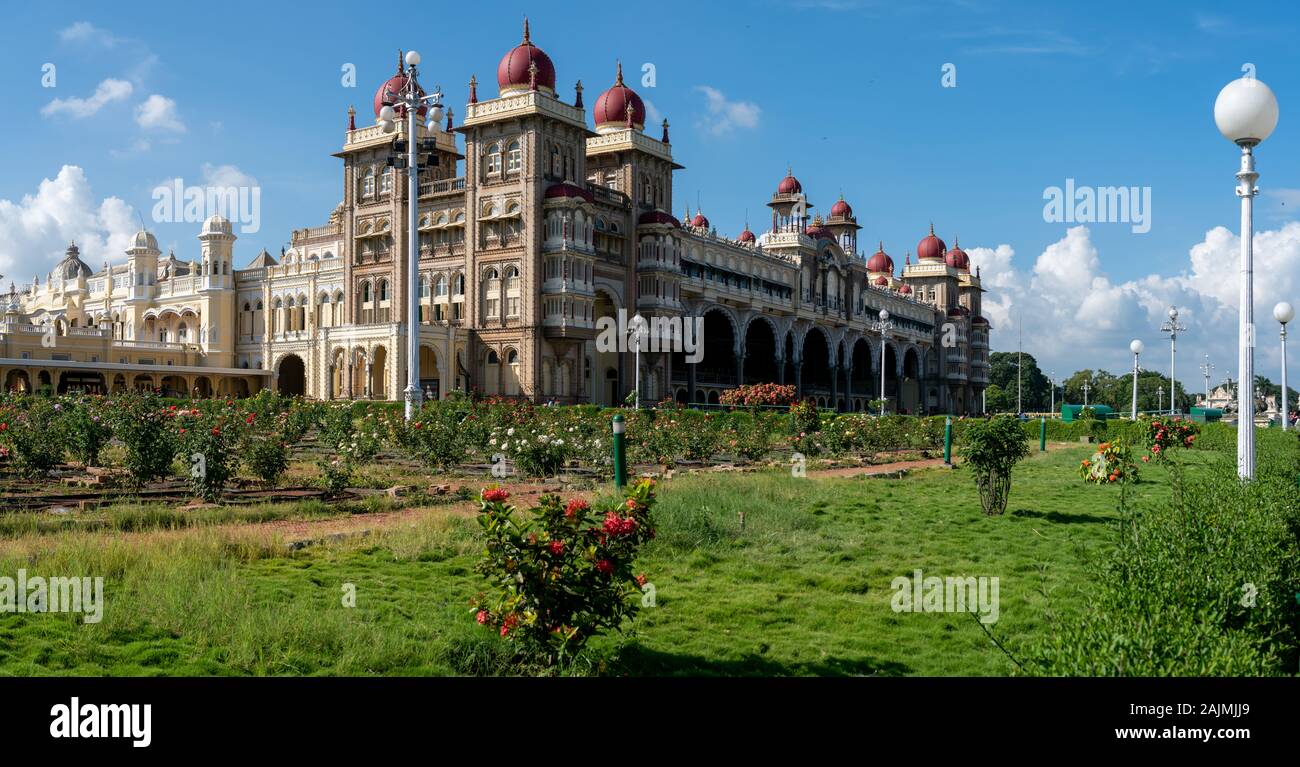 Vista panoramica di Mysore Palace dall'angolo destro dell'edificio Foto Stock