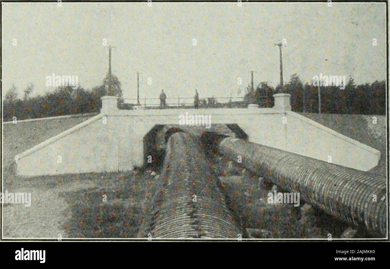 Ingegnere canadese . Fig. 4.-vista guardando a valle. Sovrastante il centro span su ciascun lato del ponte wasconstructed un balcone 3 ft. 3. di larghezza e di lunghezza della thespan. Queste sono state costruite in modo che la gente possa stare in piedi sulla vista themand la cade al di sopra del ponte e lo scenario sul thedown-stream lato, senza interrompere il traffico su thesidewalks. I supporti per questi balconi erano a sbalzo dal fascio principale e coperta con una lastra fourinches in profondità. Oltre a fornire spazio per vista-veggenti thebalconies contribuito in le caratteristiche estetiche del design.La ringhiera sul ponte Foto Stock