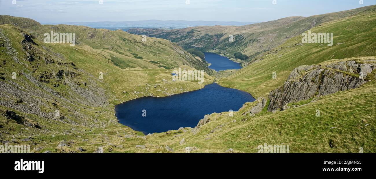 Piccolo acqua & Scafell con Swindale & Mardale Commons oltre visto da Nan Bield Pass, Lake District, Cumbria, Regno Unito Foto Stock