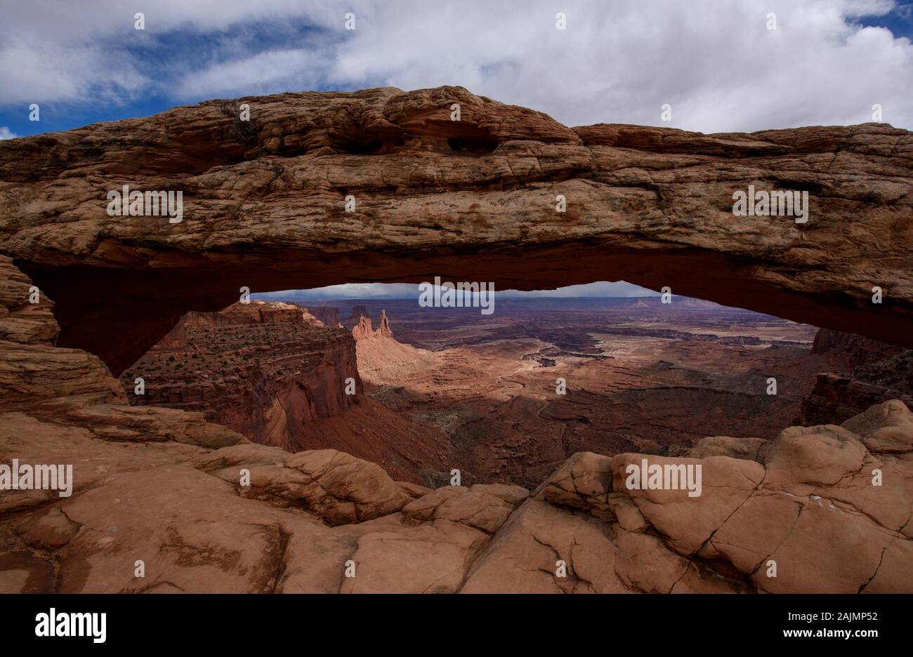 Mesa Arch nel Parco Nazionale di Canyonlands. Foto Stock