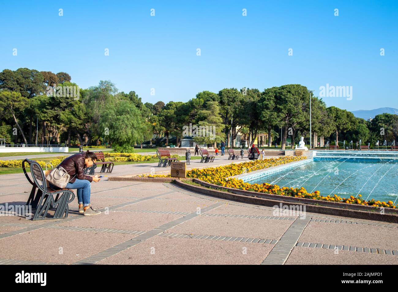 Konak, Izmir / Turchia - 11/22/2019: Parco culturale e centro espositivo di Izmir. Parco pubblico chiamato Kültürpark (parco culturale tradotto). Foto Stock