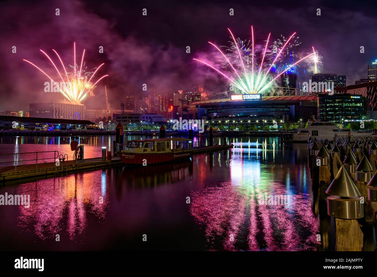 Capodanno fuochi d'artificio per il 2020 a Docklands, Melbourne, Australia Foto Stock