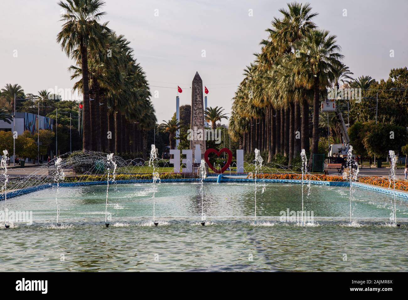 Konak, Izmir / Turchia - 11/22/2019: Parco culturale e centro espositivo di Izmir. Parco pubblico chiamato Kültürpark (parco culturale tradotto). Foto Stock