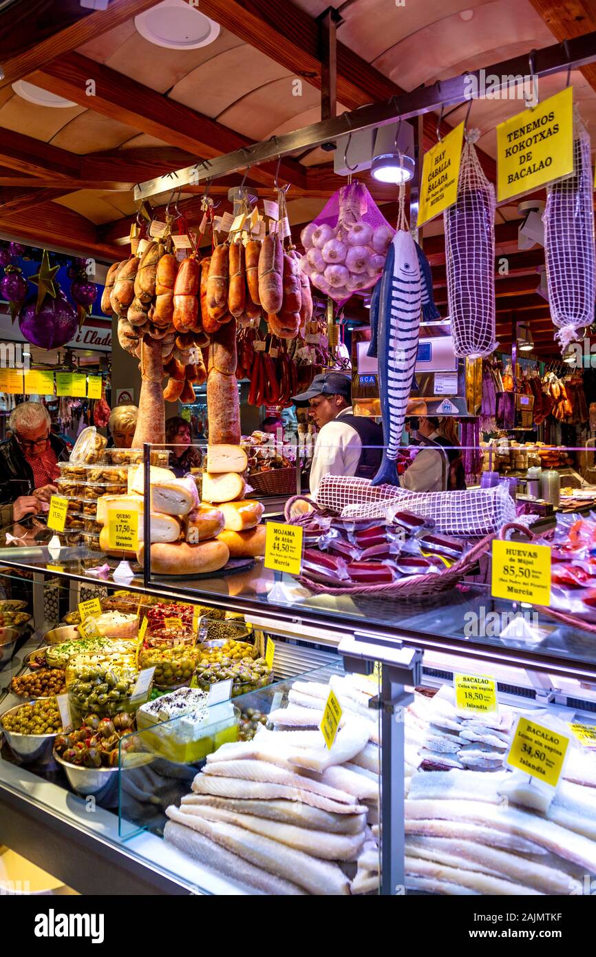 Deli Stall al Mercat de l'Olivar, Palma, Mallorca, Spagna Foto Stock