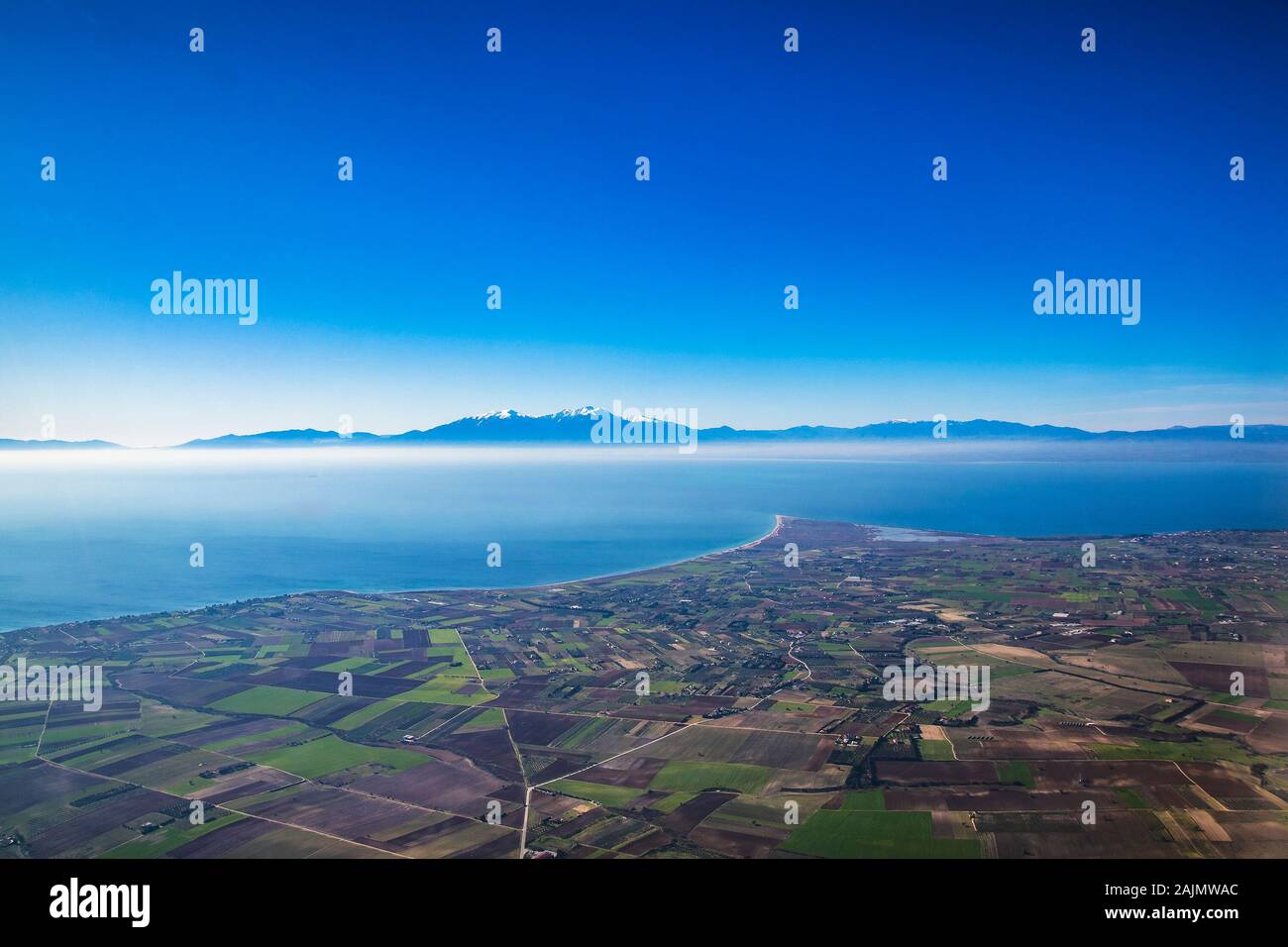 Vista panoramica sulla spiaggia di Epanomi, Salonicco con la più alta montagna Olympus visibile in background Foto Stock