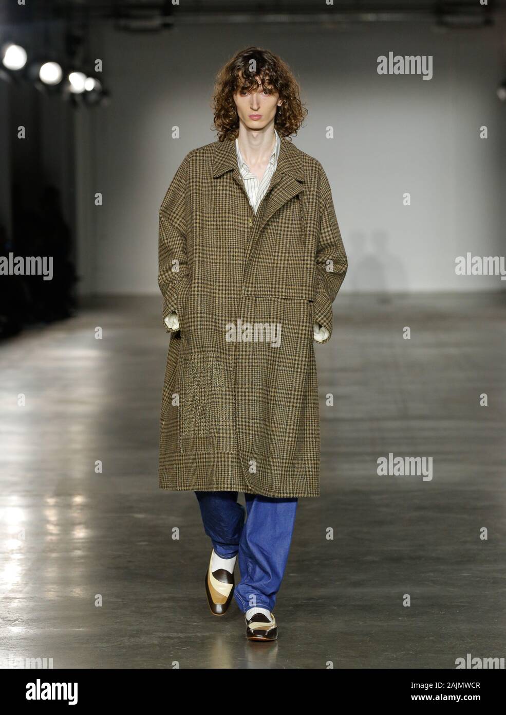 Passerella per sfilate di moda presentazione presso la London Fashion Week Mens Autunno Inverno 2020 presentato da E.Tautz modelli al British Fashion Council mostrano FW20 Foto Stock