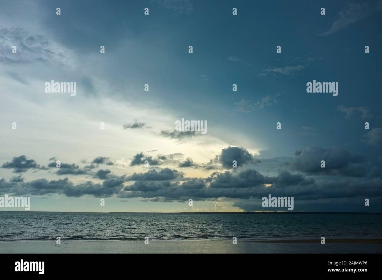 Tempesta il rotolamento sull'oceano durante l ora di blu, a Vesteys Beach in Darwin, Territorio del Nord, l'Australia. Foto Stock