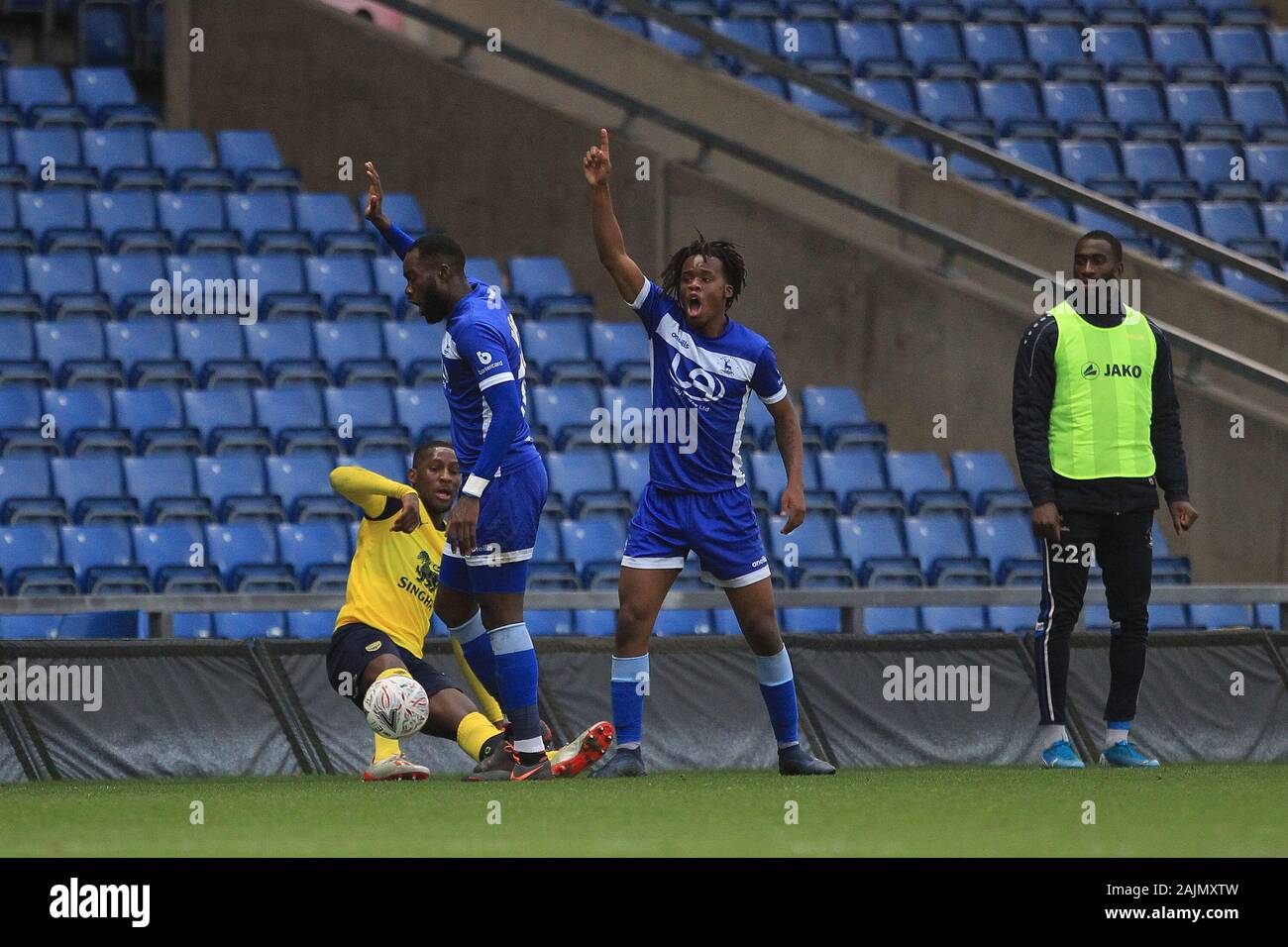 Oxford, Regno Unito. Il 4 gennaio 2020. Hartlepool Regno Pietro Kioso e Gus Mafuta appello per gettare dopo lo scontro con Oxford Regno di Rob Hall durante la FA Cup match tra Oxford United e Hartlepool Regno al Kassam Stadium, Oxford sabato 4 gennaio 2020. (Credit: Mark Fletcher | MI News) La fotografia può essere utilizzata solo per il giornale e/o rivista scopi editoriali, è richiesta una licenza per uso commerciale Credito: MI News & Sport /Alamy Live News Foto Stock