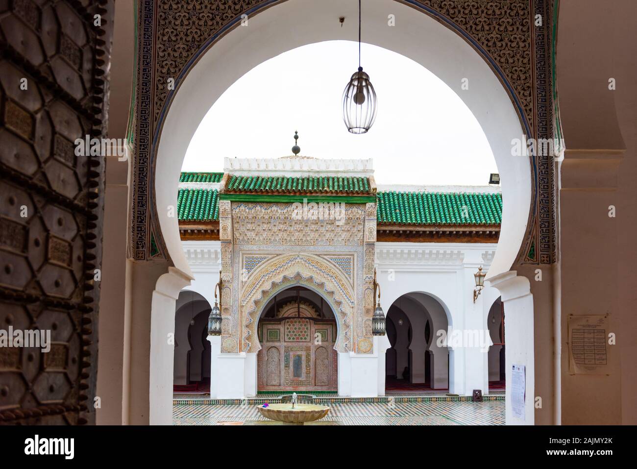 Fez, in Marocco - Novembre 12, 2019: Università di al-Qarawiyyin, Al-Attarine Madrasa Foto Stock