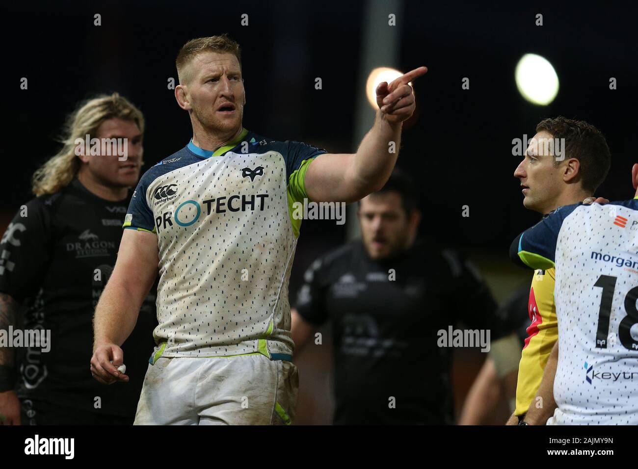 Newport, Regno Unito. 04 gen, 2020. Bradley Davies del falco pescatore guarda a. Guinness Pro14 partita di rugby, draghi v Asprì rugby a Rodney Parade di Newport South Wales sabato 4 gennaio 2020. Solo uso editoriale. pic da Andrew Orchard/Alamy Live News Foto Stock