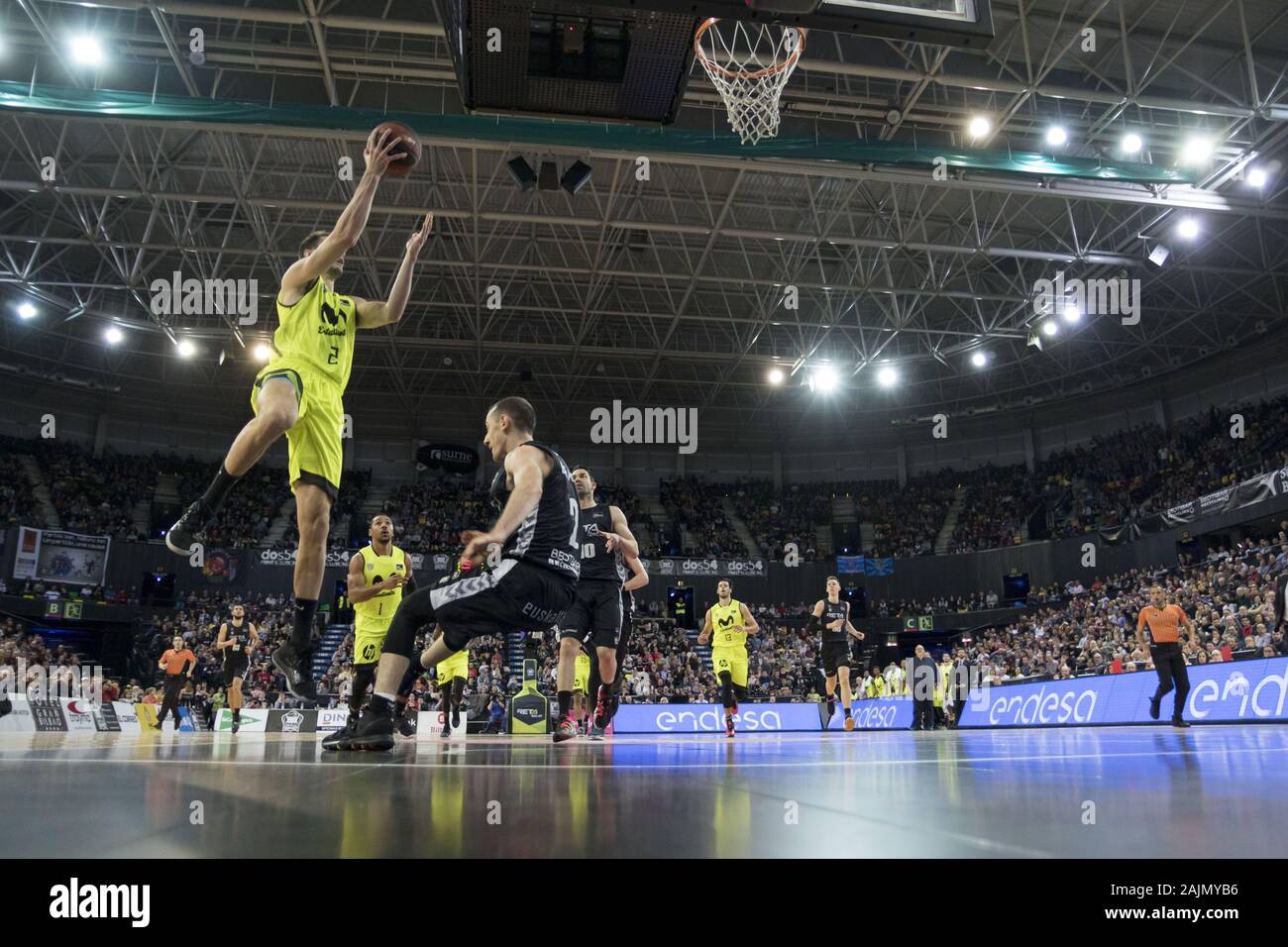 Bilbao, Spagna. 4 gennaio, 2020. NEMANJA DANGUBIC jumping al cestello durante il gioco tra RETABet Bilbao Basket e Movistar Estudiantes a Miribilla Arena di Bilbao in Bilbao. Sabato 4 Gennaio, 2020. Credit: Edu Del Fresno/ZUMA filo/Alamy Live News Foto Stock