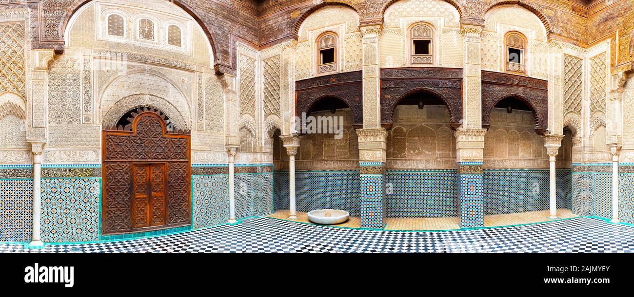 Fez, in Marocco - Novembre 12, 2019: interni di Al-Attarine Madrasa (islamica Training Center) Foto Stock