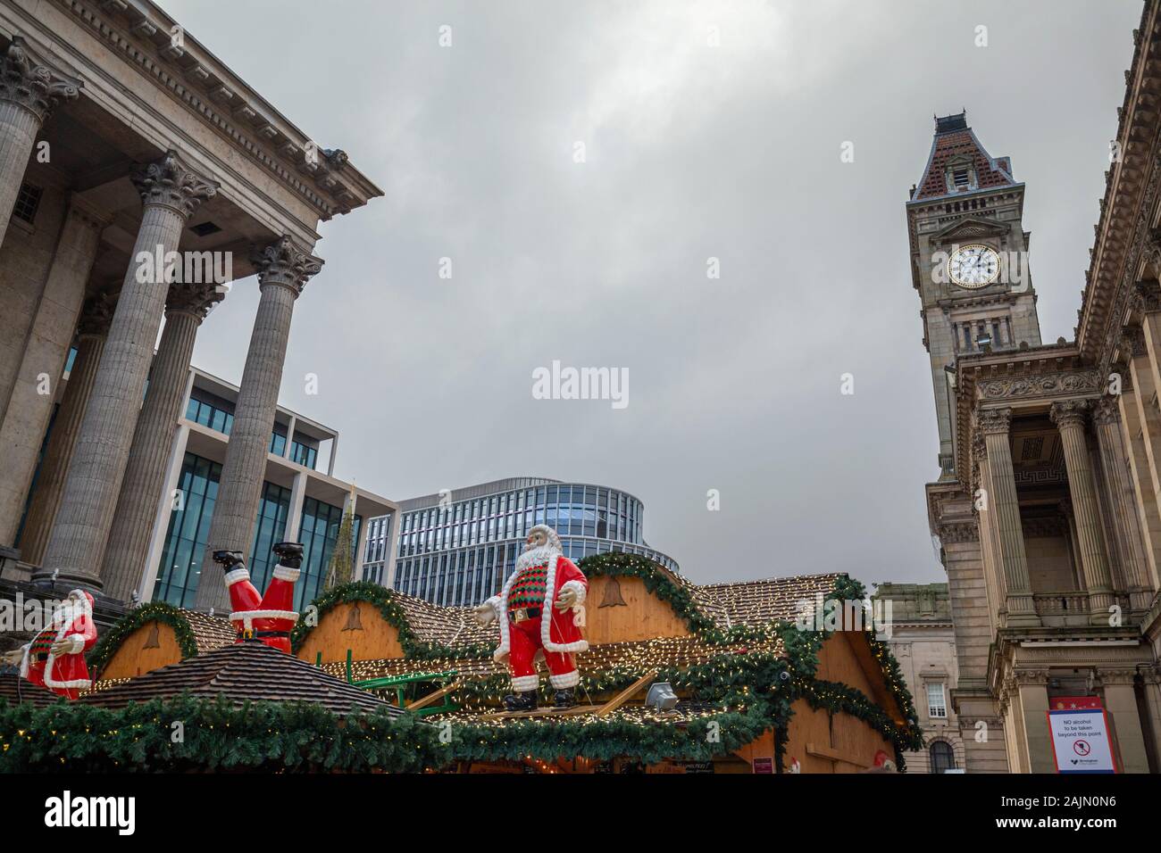 BIRMINGHAM, Regno Unito - 15 dicembre 2019: Victoria Square trading tetto di stallo nelle decorazioni di festa nel corso annuale di Francoforte Mercatino di Natale Foto Stock