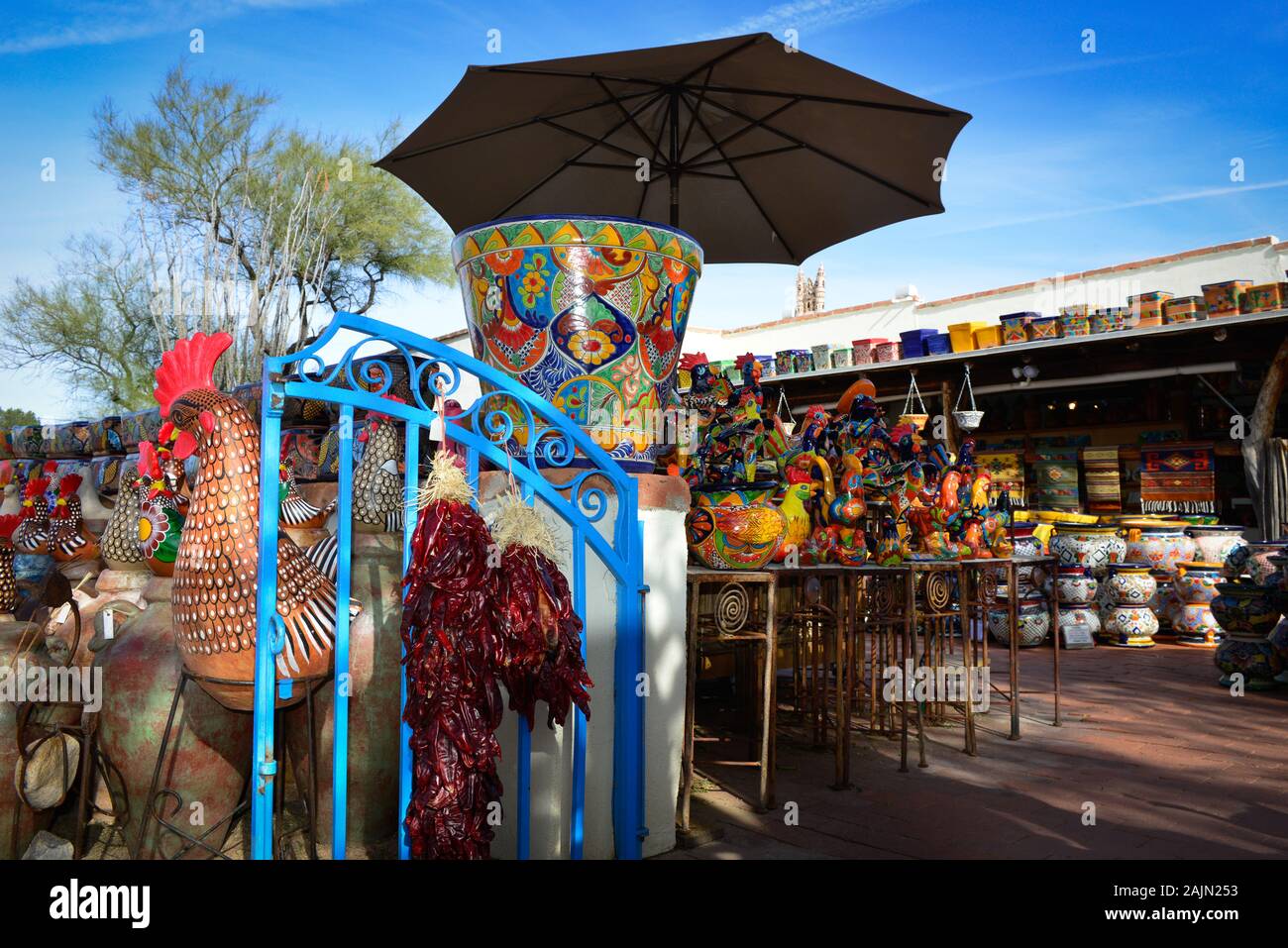 Un display di colorati, decorativi ceramiche, vasi, pentole e piantatrici a La Paloma nella città artigianale di Tubac, AZ, Stati Uniti d'America Foto Stock