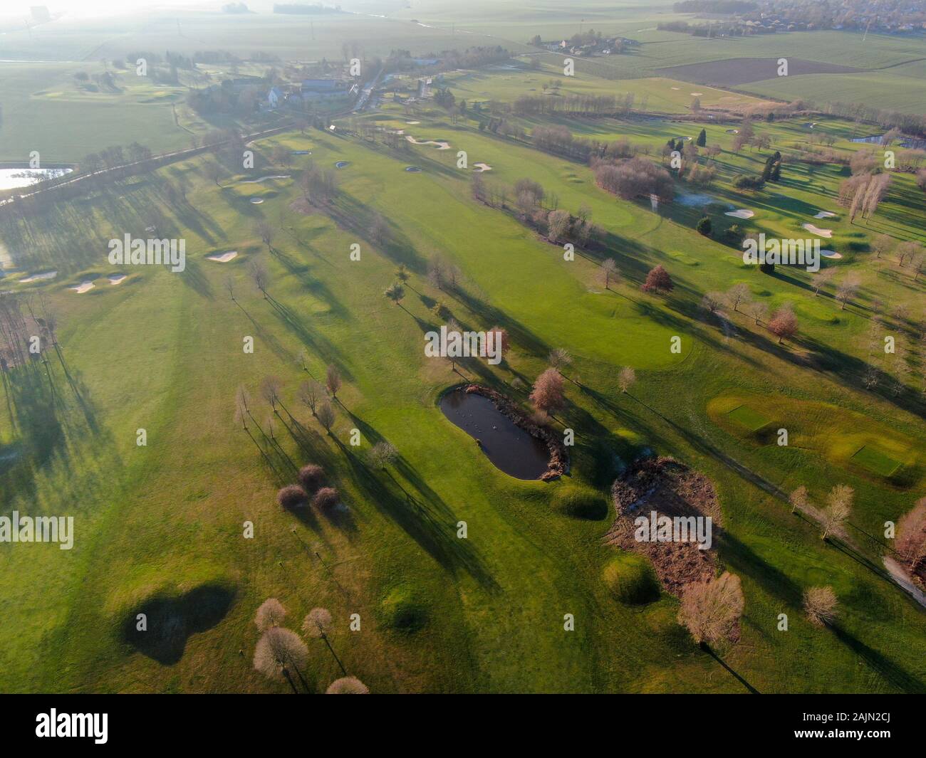 Vista aerea di un campo da golf. Alberi colorati e corso verde durante la stagione autunnale nel Sud del Belgio, Brabante Vallone. Foto Stock