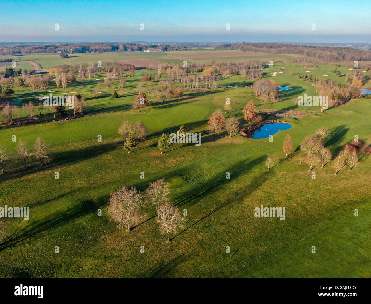 Vista aerea di un campo da golf. Alberi colorati e corso verde durante la stagione autunnale nel Sud del Belgio, Brabante Vallone. Foto Stock