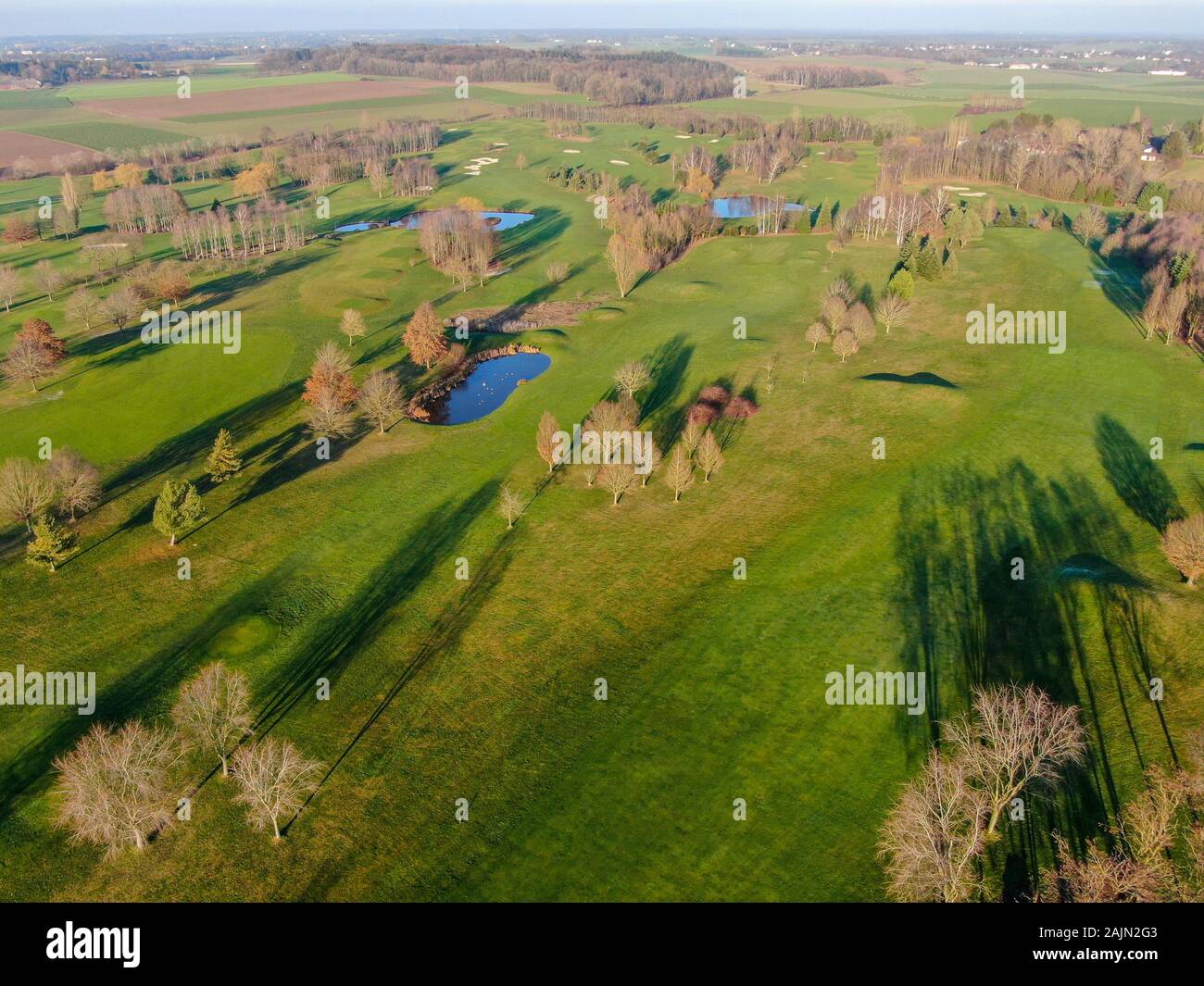 Vista aerea di un campo da golf. Alberi colorati e corso verde durante la stagione autunnale nel Sud del Belgio, Brabante Vallone. Foto Stock