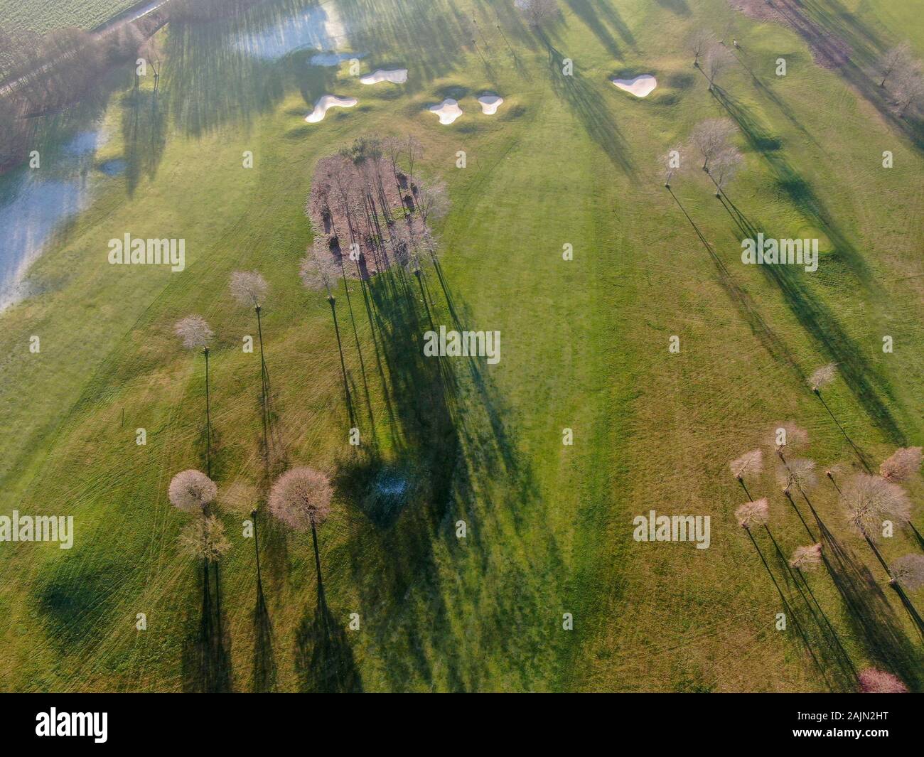 Vista aerea di un campo da golf. Alberi colorati e corso verde durante la stagione autunnale nel Sud del Belgio, Brabante Vallone. Foto Stock