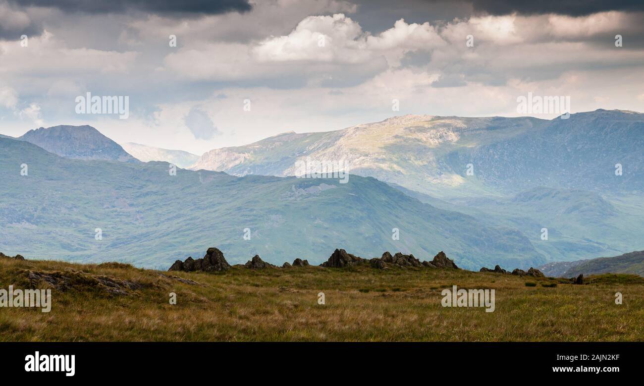 Il Welsh montagne di Snowdon e Glyder Fawr visto dalla montagna Cnicht in Snowdonia. Foto Stock