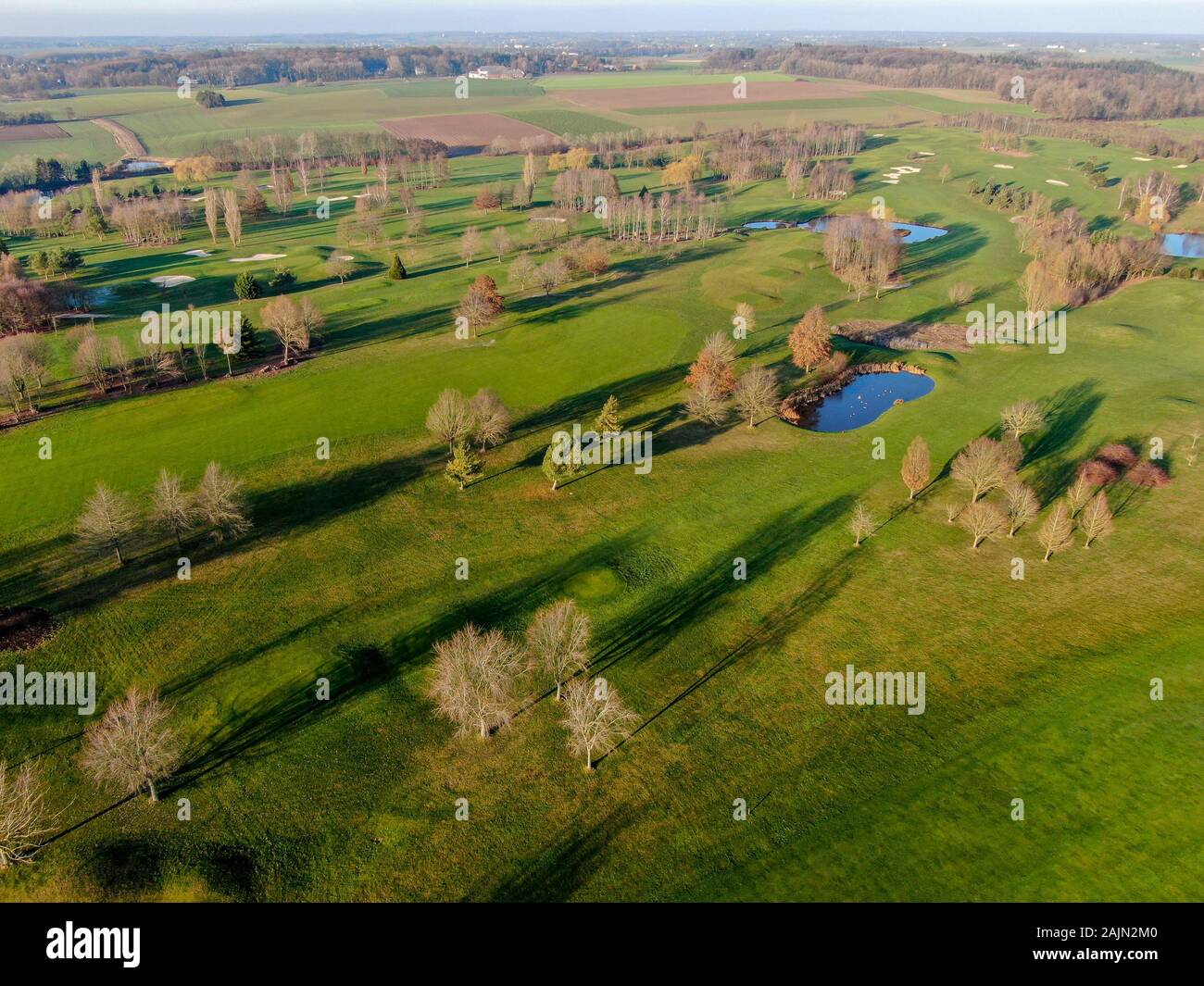 Vista aerea di un campo da golf. Alberi colorati e corso verde durante la stagione autunnale nel Sud del Belgio, Brabante Vallone. Foto Stock