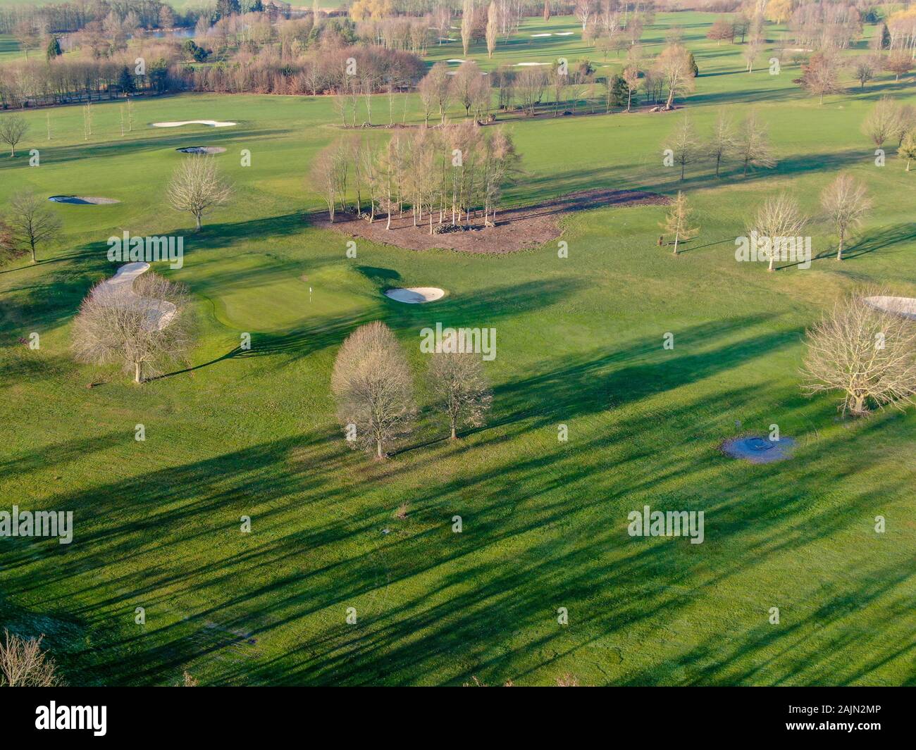 Vista aerea di un campo da golf. Alberi colorati e corso verde durante la stagione autunnale nel Sud del Belgio, Brabante Vallone. Foto Stock