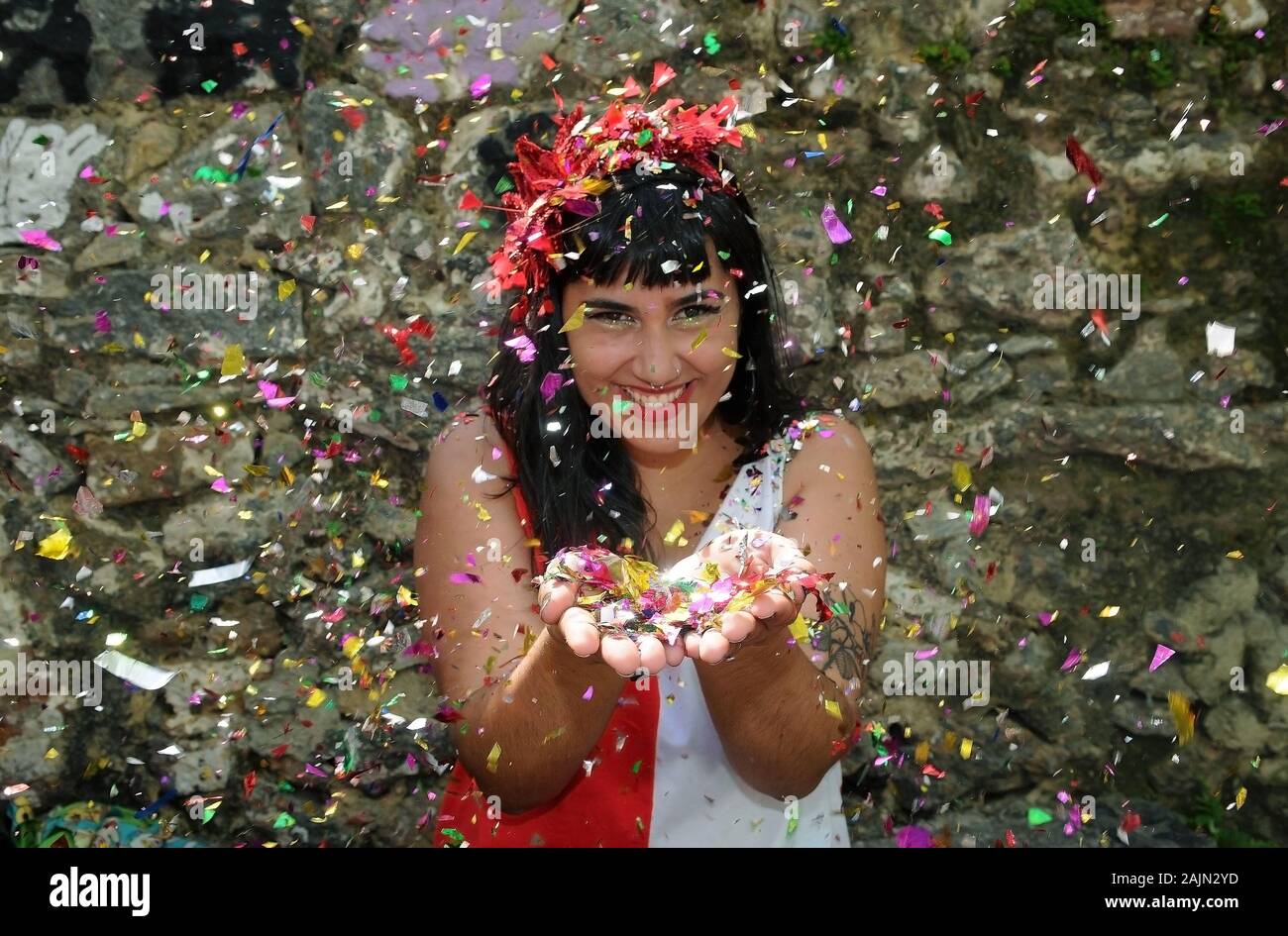 Rio de Janeiro, 1 febbraio 2017. Ragazza gettando coriandoli durante la sfilata del bloco Empolga come nove nella strada di carnevale della città di Rio de J Foto Stock