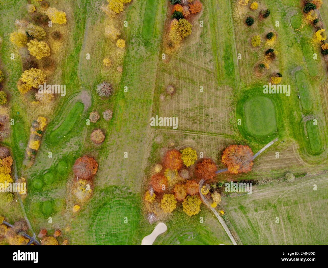 Vista aerea di un campo da golf. Alberi colorati e corso verde durante la stagione autunnale nel Sud del Belgio, Brabante Vallone. Foto Stock