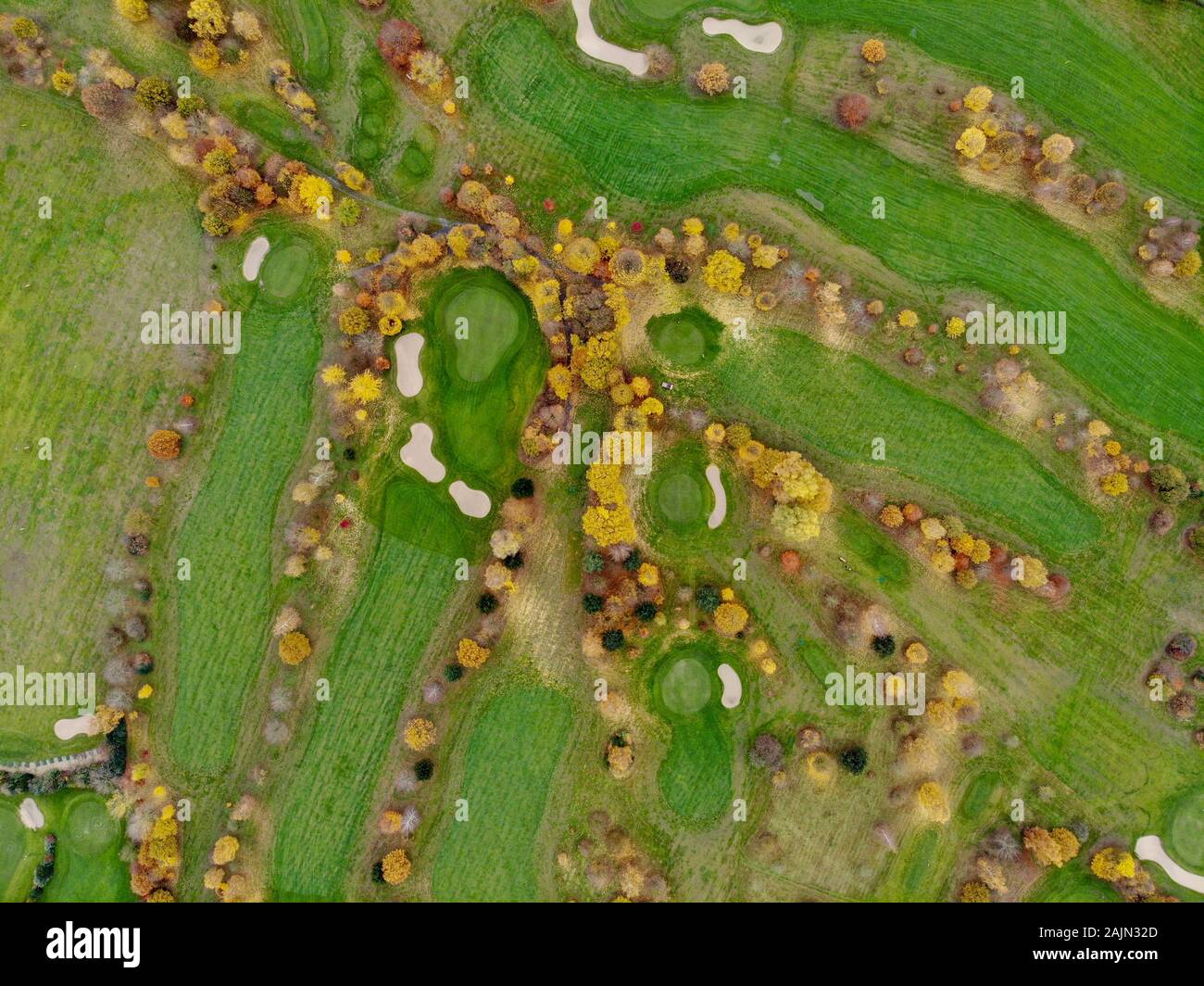 Vista aerea di un campo da golf. Alberi colorati e corso verde durante la stagione autunnale nel Sud del Belgio, Brabante Vallone. Foto Stock