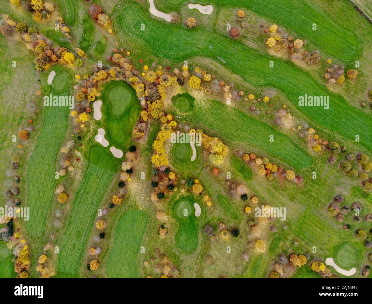 Vista aerea di un campo da golf. Alberi colorati e corso verde durante la stagione autunnale nel Sud del Belgio, Brabante Vallone. Foto Stock