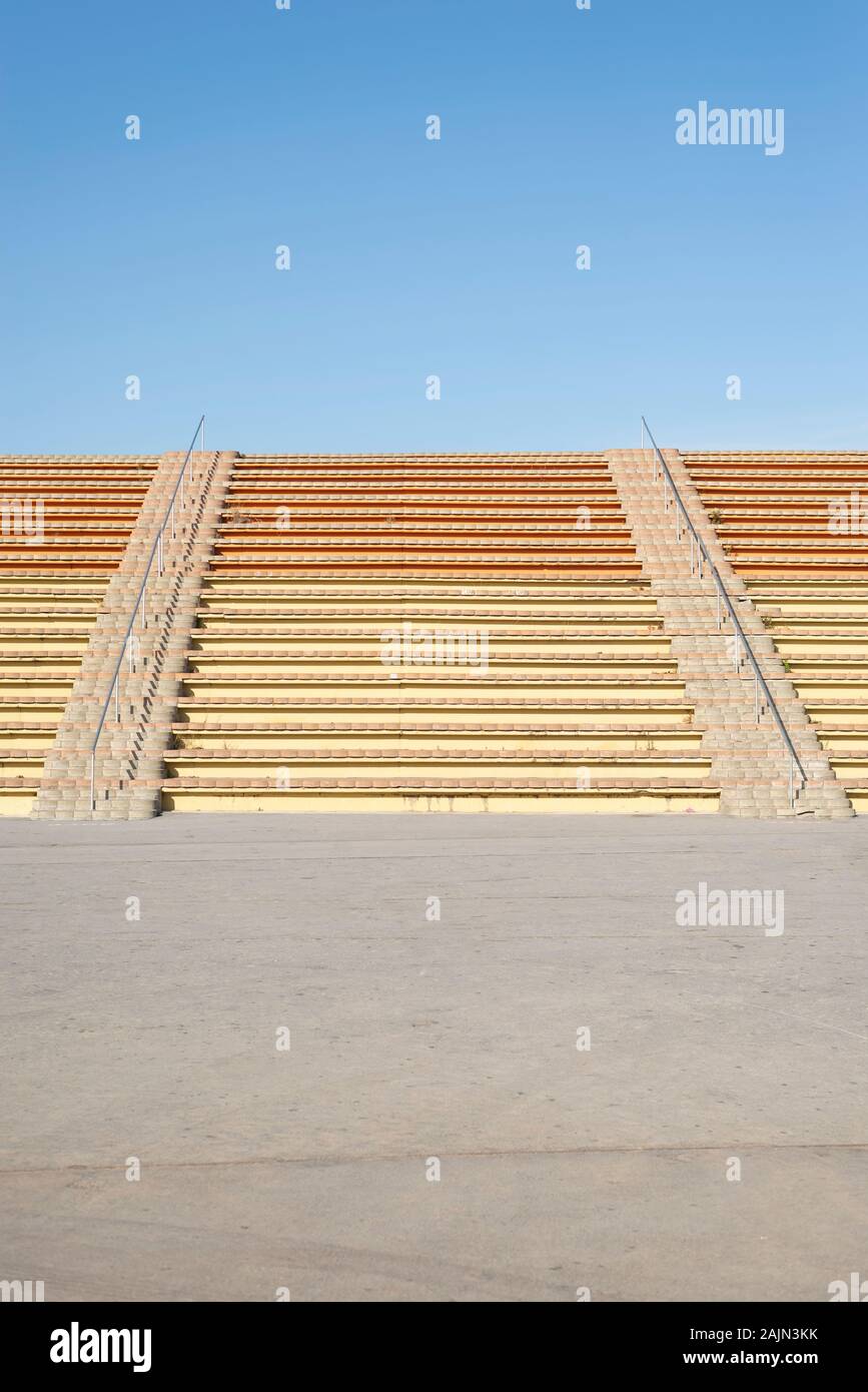 Sedie vuote in un stadio all'aperto in un parco della città Foto Stock
