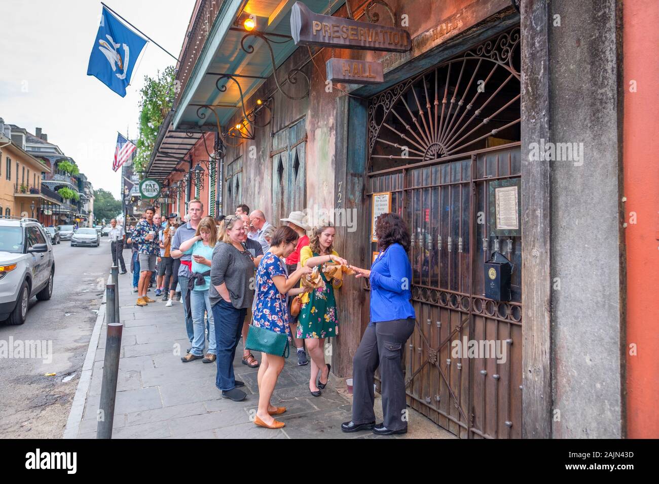 Le persone in attesa in linea fuori Preservation Hall jazz music venue, New Orleans, Louisiana, Stati Uniti d'America Foto Stock
