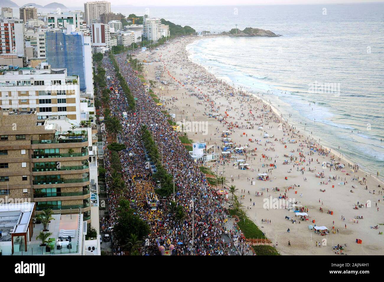 Rio de Janeiro, 11 febbraio, 2012. I festaioli durante la simpatia parade è Quase Amor presso la strada di carnevale della città di Rio de Janeiro in Brasile. Foto Stock