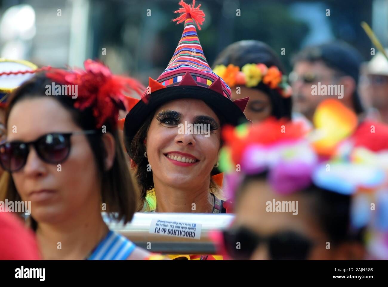 Rio de Janeiro, 2 febbraio 2017. I festaioli durante la sfilata del blocco Monobloco presso la strada di carnevale della città di Rio de Janeiro, Brasile Foto Stock