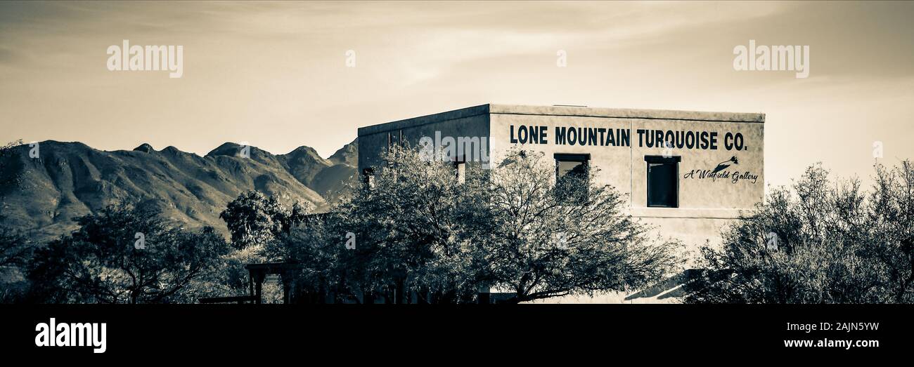 Un formato panoramico di un tardo sun vista del Lone Mountain Turchese Co, un Winfield Gallery, piena di Native American arti artigianali in città di Tubac, AZ Foto Stock