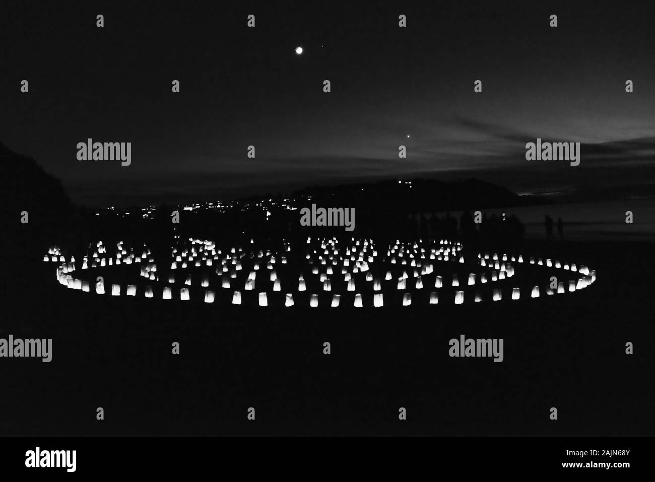 Lanterne sulla spiaggia di notte Foto Stock