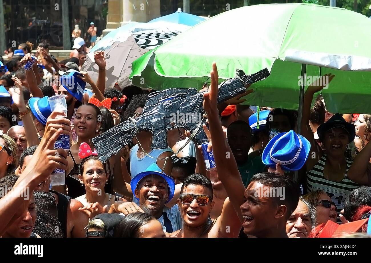Rio de Janeiro, 2 febbraio 2017. I festaioli durante la sfilata del blocco Monobloco presso la strada di carnevale della città di Rio de Janeiro, Brasile Foto Stock