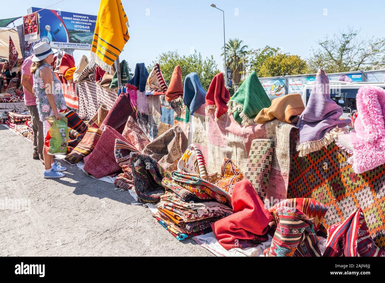 Bodrum, Turchia - 24 Settembre 2019: turistici guardando tappeti Turchi per la vendita sul mercato. La si svolge il mercato settimanale. Foto Stock