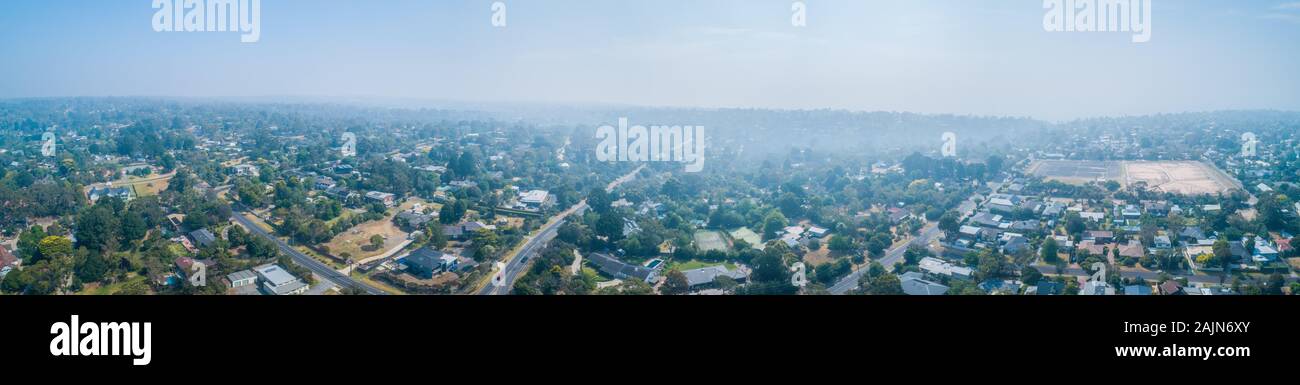 Bush incendio fumo copre aree suburbane a Melbourne - ampio panorama dell'antenna Foto Stock